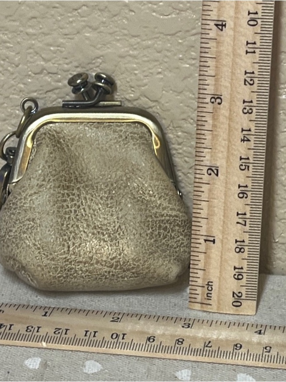HOBO Metallic Gold Run EarPod Case that clips to your purse! - Picture 3 of 4